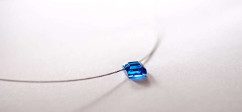 ラフォルム ガラスジュエリー ガラスアクセサリー Pico diamond 透明感のあるターコイズブルーの色合いが美しい、ひし形の小さなペンダント。シンプルなステンレスワイヤー仕様で胸元をワンポイントに可愛らしく彩ります。
