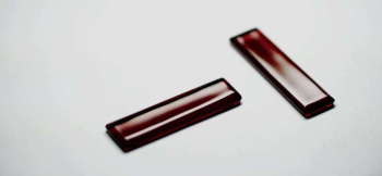 ラフォルム ガラスジュエリー ガラスアクセサリー Rectangle plate 深く澄んだワインレッドのガラスを、すらりと細長い長方形のプレートに仕上げました。余分な装飾を加えない端正な造形によって、赤の濃淡とガラスの透明感が際立ちます。
薄く…