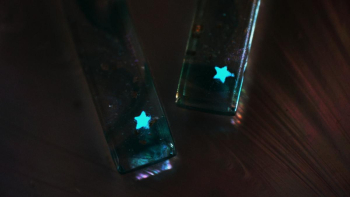 煌空の一番星 暗闇では「★」のフォルムが神秘的な青い光を放ちます。 ラフォルム ガラスジュエリー ガラスアクセサリー