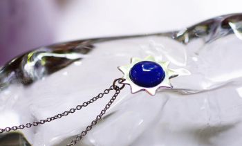 Blue life 九角形の星のようなフォルムとブルーが印象的なイメージ。 ラフォルム ガラスジュエリー ガラスアクセサリー