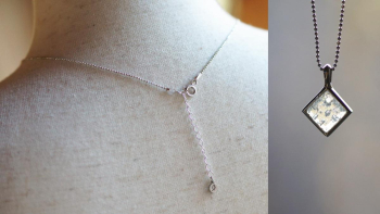 蒼き記憶の煌きを 裏面をオープンにした1点もののSilver925素材の金属枠をお作りいたしました。裏面から「思い出の大切なもの」がご確認いただけます。 ラフォルム ガラスジュエリー ガラスアクセサリー
