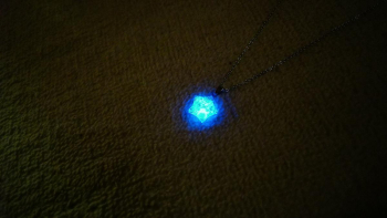 煌きは星の夜に 暗闇では神秘的な蓄光の光をお楽しみいただけます。 ラフォルム ガラスジュエリー ガラスアクセサリー