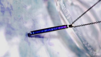 ラフォルム ガラスジュエリー ガラスアクセサリー Straight line rectangle ～ bright dream ～ 一本の光を切り取ったような、細く真っ直ぐに伸びる長方形のペンダントです。深い青紫色のガラスをSilver925製の枠…