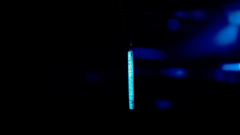 Straight line rectangle ～ bright dream ～ 暗闇ではガラス内部の神秘的な幾何学模様が浮かび上がります。 ラフォルム ガラスジュエリー ガラスアクセサリー