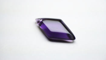 Grape Rhombus やや淡く透明感のあるライトグレープの色味が素敵なトップ。 ラフォルム ガラスジュエリー ガラスアクセサリー