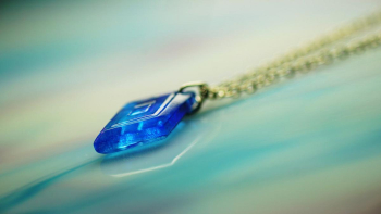 Blue wave rhombus / ペンダント 表裏面に立体的な彫刻を施した表裏フラットなひし形トップ。その両面内部にブルー系のラメを加えております。 ラフォルム ガラスジュエリー ガラスアクセサリー