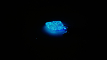 Blue wave rhombus / ペンダント 暗闇でもお楽しみいただける蓄光の青く神秘的な優しい光もお楽しみください。 ラフォルム ガラスジュエリー ガラスアクセサリー