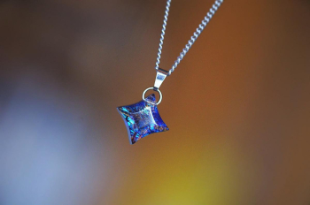 ラフォルム ガラスジュエリー ガラスアクセサリー Diamond blue star ～ Jewel ～ ―― 青き星、胸元に宿るひとしずく。星のように美しくカットされた、透明感あるブルーのガラスに、角度によってさまざまに煌く輝きを閉じ込めた、世界…