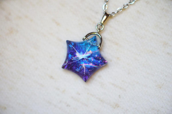 ラフォルム ガラスジュエリー ガラスアクセサリー Celestial Radiance ～ 星の煌き ～ 繊細な星型のフォルムで、推しのイメージを表現した世界にひとつのオーダーメイドオリジナルペンダント。ブルーからパープルに変わるグラデーションの中…