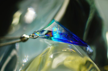 ラフォルム ガラスジュエリー ガラスアクセサリー Arrowhead of mysterious ～ Blue gradation ～ 透明なアクアマリンブルーから深いコバルトブルーへ、空と海がひとつになるように色彩が移ろう細身のペンダントです。先…