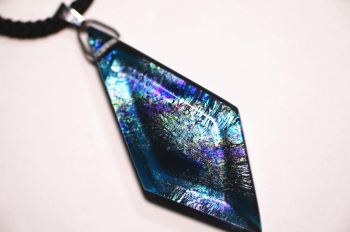 ラフォルム ガラスジュエリー ガラスアクセサリー 螺鈿雲 ～ Aurora Prism ～ 深みのあるブルーをベースに、紫やグリーン、シルバー系の複雑な煌きを閉じ込めたスタイリッシュなペンダントです。

ひし形のシャープなフォルムは、見る角度に…