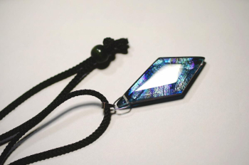 螺鈿雲 ～ Aurora Prism ～ ひし形のシャープなフォルムは、見る角度によって様々な表情を見せ、まるで夜空に揺らめくオーロラや幻想的な雲を思わせます。 ラフォルム ガラスジュエリー ガラスアクセサリー