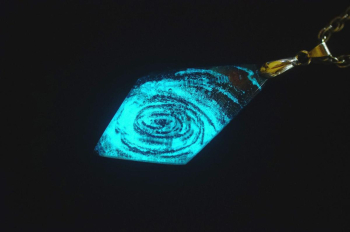 Dimensional galaxy ～ 星渦の記憶 ～ 暗闇では神秘的な光を放ちます。 ラフォルム ガラスジュエリー ガラスアクセサリー