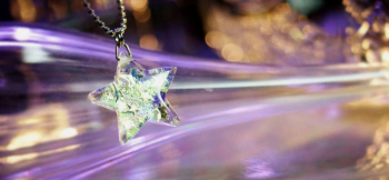 Brilliant Star 見る角度や光の当たり方で美しく表情を変え、内部の純銀の星が煌きます。 ラフォルム ガラスジュエリー ガラスアクセサリー