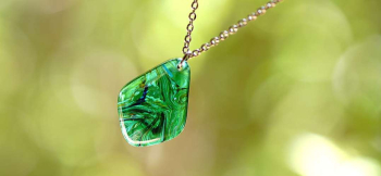 ラフォルム ガラスジュエリー ガラスアクセサリー WAVE LEAF 柔らかなひし形の優しいフォルムに、繊細なマーブル模様が印象的な美しいオリジナルペンダントです。新緑の季節にお勧めの爽やかな逸品です。