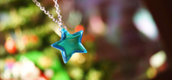 ラフォルム ガラスジュエリー ガラスアクセサリー Blue purestar 透明感のある美しいターコイズブルーを使用した、星タイプネックレス。お好きな色に変更すれば、ご自分だけのイメージに仕上がります。