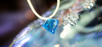 WATER HEAVEN ～ 煌き ～ ベースの変形菱形で、表面の周囲はカットを施しています。 ラフォルム ガラスジュエリー ガラスアクセサリー