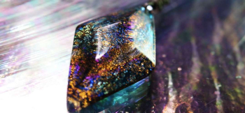 Bright Aquamarine 裏面フラットの6面体のフォルムです。 ラフォルム ガラスジュエリー ガラスアクセサリー