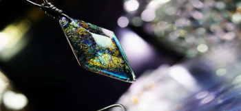 Bright Aquamarine 光の入り方でラメの色合いが変わって見えます。 ラフォルム ガラスジュエリー ガラスアクセサリー