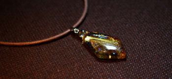 ラフォルム ガラスジュエリー ガラスアクセサリー Amber Diamond ベースは琥珀色の透明色。内部に美しいレインボーラメを施していますので、ゴールド、ブルー等大変美しく輝きます。フォルムは優しい丸味のあるひし形です。