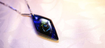ラフォルム ガラスジュエリー ガラスアクセサリー Jewel Diamond 深いコバルトブルーの透明ガラスを、宝石を思わせるシャープなひし形に仕上げました。中央には赤を小さく配し、緑、青、金色のイリデセント（ラメ）をモザイクのように散りばめていま…