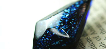 ラフォルム ガラスジュエリー ガラスアクセサリー Sparkle blue diamond オーソドックスなダイヤ型のフォルムの内部には、大変美しいブルーの無数のラメがまるで満天の星空のように煌きます。ベースには濃い目のブルーを使用していますが、一…