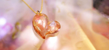 ラフォルム ガラスジュエリー ガラスアクセサリー Fluffiness Heart コーラルオレンジのガラスを、ゼリーのようにぷるんと膨らんだハートへ仕立てました。左右の大きさにあえて変化をつけた自由な輪郭と、厚みのある滑らかな丸みが、柔らかく愛ら…