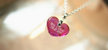 Innocent heart ~ 温もりの心 ~ 裏面などへご希望の文字を彫刻加工することもできます。 ラフォルム ガラスジュエリー ガラスアクセサリー