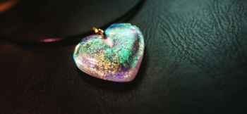 ラフォルム ガラスジュエリー ガラスアクセサリー Dichroic heart 光の当たり方や見る角度により美しい輝きを放つ「ダイクロガラス」を全体に使用した、大変きらびやかで美しいハート型ペンダントです。