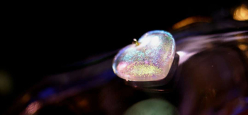 Dichroic heart 透明感のあるクリアーがベースになっています。 ラフォルム ガラスジュエリー ガラスアクセサリー