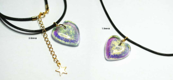 Dichroic heart ※コードの太さによる見え方の違い。 ラフォルム ガラスジュエリー ガラスアクセサリー