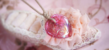 ラフォルム ガラスジュエリー ガラスアクセサリー Charming peach princess チャーミングな色合いときらきらした様々な輝きが、可愛らしい女性の胸元にお似合いです。

ピーチの様な可愛らしいふっくらしたフォルムのハートです。…