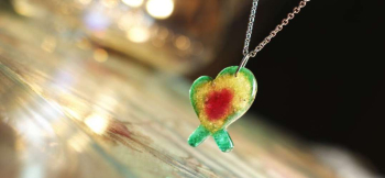 ラフォルム ガラスジュエリー ガラスアクセサリー Aqua jewel heart ～ 大切な絆 ～ ハートのリボンの様な可愛らしいフォルムのペンダントです。周りにはエメラルドグリーン、内部には可愛らしい赤系ピンクを施しています。また、光を吸収する…