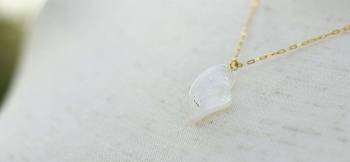 ラフォルム ガラスジュエリー ガラスアクセサリー Pure White heart 無色透明から乳白色へ溶け合うガラスを、やわらかなハートの形に仕上げました。繊細な金色の煌きと小さな気泡が淡い光の中に浮かび、清らかで儚げな表情を作り出しています。…