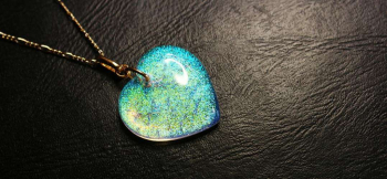 Excellent dichroic heart ブルーグリーン系に煌くワンシーン。 ラフォルム ガラスジュエリー ガラスアクセサリー