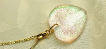 Gentle dichroic heart 優しいピンクとグリーン系の輝き。 ラフォルム ガラスジュエリー ガラスアクセサリー