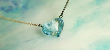 ラフォルム ガラスジュエリー ガラスアクセサリー Pure plump heart 『Pure plump heart』は、青緑、青の色彩を生かした胸元を彩るガラスペンダントです。
クリアーと淡いブルー系をメインにした、ふっくらハートです。
透…