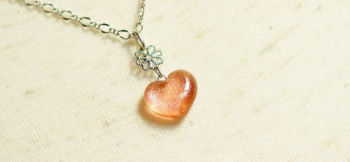ラフォルム ガラスジュエリー ガラスアクセサリー Coral heart ～ Sunset ～ 夕暮れの空を思わせるコーラルオレンジのガラスで、ころんと小さなハートを形作りました。透明な色の奥には淡い赤色のイリデセント（ラメ）が浮かび、光を受けるた…