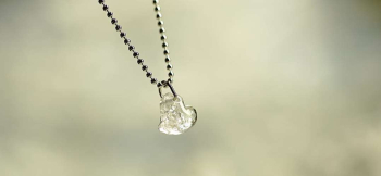 Snowfall Heart 小ぶりのハート型ペンダント。 ラフォルム ガラスジュエリー ガラスアクセサリー