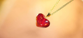 ラフォルム ガラスジュエリー ガラスアクセサリー Forever in my heart ～ こころ ～ 『Forever in my heart ～ こころ ～』は、赤の色彩を生かした胸元を彩るガラスペンダントです。
ふっくらした小振りのハート…