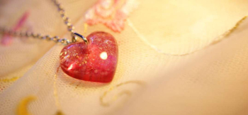 ラフォルム ガラスジュエリー ガラスアクセサリー Innocent heart ～ 純真な心 ～ 淡いピンクをベースに美しいラメを施した、なんだか心まで甘酸っぱくなりそうなかわいらしいハート型ネックレスです。