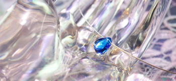 ラフォルム ガラスジュエリー ガラスアクセサリー BLUE TEAR ライトアクアマリンブルーとライトスカイブルーの2色のブルーを使用した、胸元に可愛らしくさりげないワンポイントの小振りのドロップタイプペンダントです。手磨きにて鏡面磨きをしています…
