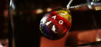 Rainbow of twilight ～ 黄昏の虹 ～ 表面内部には、ご希望のシルエットが蓄光で光るようにしています。 ラフォルム ガラスジュエリー ガラスアクセサリー