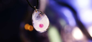 ラフォルム ガラスジュエリー ガラスアクセサリー 雪の花びら 半透明のホワイトに可愛らしいピンクの丸いワンポイントを施しました。冬の風景にとてもマッチした可愛らしい作品です。全体をクリアーで包み込み、美しいラメをポイントで施しました。シンプルなフォ…