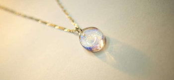 Rainbow snowflake ～ 虹の風花 ～ クリアーベースですので、背景色によってもイメージがガラリと変わります。 ラフォルム ガラスジュエリー ガラスアクセサリー