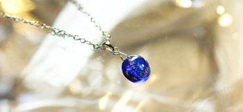 ラフォルム ガラスジュエリー ガラスアクセサリー BLUE MOON SHINE 絵本の中だけのコバルトブルーの月。もしもこんなに美しいブルーにゴールドの輝きの月が出ていたら、夜中ずっと見上げてしまいそうです。小ぶりの半球タイプはとても可愛らしく、…