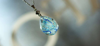 ラフォルム ガラスジュエリー ガラスアクセサリー Ice heaven 淡いブルーから深い青紫までを重ね、気泡が遊ぶ透明な氷の世界を表したドロップ型ペンダントです。ふっくらとした立体感のあるガラスへ大胆なアイスロック加工を施し、光が凹凸を走るたび細…