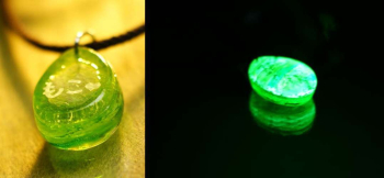草原を駆け巡る思い出 裏面の彫刻と神秘的な蓄光の光。 ラフォルム ガラスジュエリー ガラスアクセサリー