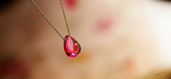 ラフォルム ガラスジュエリー ガラスアクセサリー ROSE TEAR 可愛らしい赤系ピンクの薔薇はとても魅力的です。そんな可愛らしく素敵な薔薇からひとしずくの涙がこぼれました。そんなイメージの可愛らしいペンダントです。胸元に優しく揺れるペンダントは…