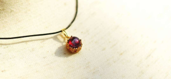 ラフォルム ガラスジュエリー ガラスアクセサリー RUBY EYE 可愛らしさと上品さを備えたコラボレーションペンダント。ルビーレッドをベースに美しいラメの煌きをお楽しみいただけます。